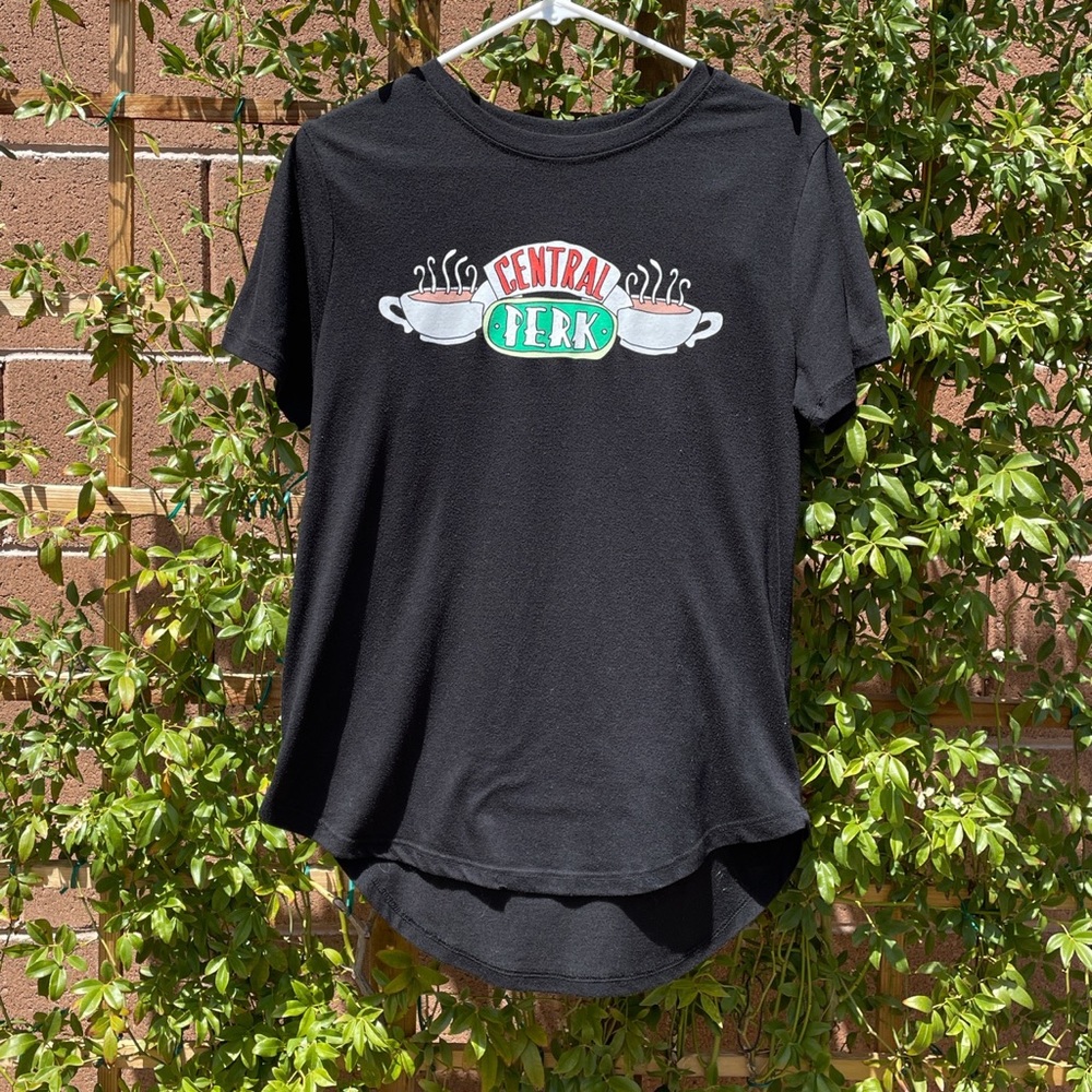 F.R.I.E.N.D.S Central Perk t-shirt 🖤🤍💚❤️